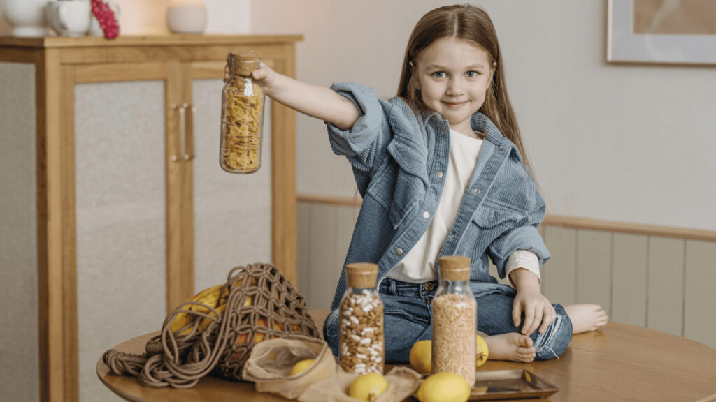 ### Vegane Ernährung in der Familie: Diese Nährstoffe zählen wirklich „Hast du heute daran gedacht, genug Eisen einzubauen? Und was ist mit Jod – oder Omega-3?“ Wenn du dich pflanzlich ernährst – und das vielleicht sogar für deine ganze Familie –, kommen solche Fragen irgendwann ganz automatisch. Und mit ihnen: Zweifel, Unsicherheit, vielleicht sogar ein schlechtes Gewissen. Aber du bist nicht allein. Und vor allem: Du musst keine Nährstoffexpertin sein, um deine Familie sicher und ausgewogen vegan zu ernähren. In diesem Artikel bekommst du einen klaren, liebevollen Überblick über die wichtigsten veganen Nährstoffe für Familien – fundiert, verständlich und alltagstauglich. Damit du nicht jeden Tag grübeln musst, sondern deiner pflanzlichen Küche mit gutem Gefühl vertrauen kannst. ### **Inhaltsverzeichnis** - [Warum Nährstoffwissen wichtig ist – gerade für Mamas](https://theplantfulway.de/vegane-ernaehrung-in-der-familie-diese-naehrstoffe-zaehlen-wirklich/#warum-naehrstoffwissen-wichtig-ist) - [Keine Panik! Kritische Nährstoffe gibt es überall – auch bei Mischkost](https://theplantfulway.de/vegane-ernaehrung-in-der-familie-diese-naehrstoffe-zaehlen-wirklich/#kritische-naehrstoffe-auch-bei-mischkost) - [Vitamin B12 – das Must-have](https://theplantfulway.de/vegane-ernaehrung-in-der-familie-diese-naehrstoffe-zaehlen-wirklich/#vitamin-b12) - [Eisen – pflanzlich gut versorgt](https://theplantfulway.de/vegane-ernaehrung-in-der-familie-diese-naehrstoffe-zaehlen-wirklich/#eisen) - [Vitamin D – Sonnenvitamin mit Sonderstatus](https://theplantfulway.de/vegane-ernaehrung-in-der-familie-diese-naehrstoffe-zaehlen-wirklich/#vitamin-d) - [Omega-3 – für Herz, Gehirn & Zellschutz](https://theplantfulway.de/vegane-ernaehrung-in-der-familie-diese-naehrstoffe-zaehlen-wirklich/#omega-3) - [Zink – kleines Spurenelement, große Wirkung](https://theplantfulway.de/vegane-ernaehrung-in-der-familie-diese-naehrstoffe-zaehlen-wirklich/#zink) - [Jod – unterschätzter Nährstoff mit Folgen](https://theplantfulway.de/vegane-ernaehrung-in-der-familie-diese-naehrstoffe-zaehlen-wirklich/#jod) - [Kalzium – stark für Knochen & Zähne](https://theplantfulway.de/vegane-ernaehrung-in-der-familie-diese-naehrstoffe-zaehlen-wirklich/#kalzium) - [Selen – kleiner Helfer mit großer Wirkung](https://theplantfulway.de/vegane-ernaehrung-in-der-familie-diese-naehrstoffe-zaehlen-wirklich/#selen) - [So gelingt dir die Nährstoffversorgung ganz entspannt und liebevoll](https://theplantfulway.de/vegane-ernaehrung-in-der-familie-diese-naehrstoffe-zaehlen-wirklich/#naehrstoffversorgung-entspannt) - [Wichtige Begleitnährstoffe](https://theplantfulway.de/vegane-ernaehrung-in-der-familie-diese-naehrstoffe-zaehlen-wirklich/#wichtige-begleitnaehrstoffe) - [Fazit](https://theplantfulway.de/vegane-ernaehrung-in-der-familie-diese-naehrstoffe-zaehlen-wirklich/#fazit) ## **Warum Nährstoffwissen wichtig ist – gerade für Mamas** Du willst das Beste für deine Familie – und genau deshalb beschäftigst du dich mit deiner Ernährung. Vielleicht hast du schon begonnen, tierische Produkte zu reduzieren. Vielleicht lebt ihr längst vegan – oder ihr seid gerade auf dem Weg dorthin. Was auch immer dein Ausgangspunkt ist: Die Frage nach einer sicheren Nährstoffversorgung begleitet dich mit. Die gute Nachricht: Eine **vollwertige, vegane Familienernährung ist möglich**. Und sie kann nicht nur alle wichtigen Nährstoffe liefern, sondern auch jede Menge Freude, Leichtigkeit und Gesundheit in euren Alltag bringen. Was es dafür braucht, ist kein komplizierter Ernährungsplan – sondern ein grundlegendes Verständnis für ein paar **entscheidende Nährstoffe**, auf die du bewusst achten darfst. In diesem Artikel findest du einen kompakten Überblick über die [**kritischen Nährstoffe in der veganen Ernährung laut DGE**](https://www.dge.de/gesunde-ernaehrung/faq/faqs-vegane-ernaehrung/#c8275), speziell mit Blick auf Familien und Kinder. Damit du nicht alles wissen musst – aber genug, um sicher und mit gutem Gefühl durch den pflanzlichen Familienalltag zu gehen. **Wichtig:**Dieser Artikel ersetzt keine individuelle ärztliche Beratung. Gerade bei Kindern, Schwangeren oder besonderen gesundheitlichen Situationen ist es wichtig, regelmäßig den Nährstoffstatus ärztlich prüfen zu lassen und bei Fragen eine qualifizierte Ernährungsberatung hinzuzuziehen ## **Wachstum braucht mehr: was Kinder besonders brauchen:** Kinder sind keine kleinen Erwachsenen – ihr Körper wächst, ihr Gehirn entwickelt sich rasant, und genau deshalb haben sie ganz eigene Bedürfnisse. In der pflanzlichen Familienküche darfst du daher ein besonderes Auge auf einige Nährstoffe werfen: - **Vitamin B12** – für gesunde Nerven und die Entwicklung - **Omega-3-Fettsäuren** (DHA) – für Konzentration & Gehirnreife - **Kalzium & Vitamin D** – für starke Knochen und Zähne - **Eisen & Jod** – wichtig für Energie, Wachstum & Schilddrüse Mit bewusster Auswahl, kleinen Routinen und liebevollen Mahlzeiten kannst du deine Kinder vollwertig und sicher pflanzlich begleiten – ohne Druck, dafür mit ganz viel Herz. ## **Keine Panik! Kritische Nährstoffe gibt es überall – auch bei Mischkost** Wenn du das Wort „kritische Nährstoffe“ hörst, denkst du vielleicht sofort an Mangel, Einschränkungen oder komplizierte Diäten. Aber keine Sorge: Diese Nährstoffe gelten nicht nur in der veganen Ernährung als wichtig, sondern auch in der Mischkost – und teilweise betrifft es genau dieselben. Die Deutsche Gesellschaft für Ernährung ([DGE](https://www.dge.de/presse/meldungen/2020/vegan-vegetarisch-mischkost-nur-geringe-unterschiede/)) sieht zum Beispiel - Vitamin D - Jod - Folsäure - Eisen - Calcium - Omega-3-Fettsäuren (EPA, DHA) - Magnesium - Vitamin B2 (Riboflavin) als potenziell kritisch an – **ganz gleich, ob du dich pflanzlich oder mit Mischkost ernährst.** **Kritisch bedeutet hier: „besonders wichtig, auf die richtige Versorgung zu achten“ – aber nicht zwangsläufig Mangel oder Risiko.** Denn weder eine vegane Ernährung noch Mischkost sind per se automatisch gesund oder ungesund. Entscheidend ist, wie bewusst du deine Ernährung gestaltest und welche Lebensmittel du auswählst. Du bist also nicht allein mit diesen Themen – und mit ein paar einfachen Tricks und Wissen lässt sich eine nährstoffreiche, ausgewogene Ernährung für dich und deine Familie ganz natürlich umsetzen. ## **Vitamin B12 – das Must-have** Vitamin B12 ist der einzige Nährstoff, den du bei einer veganen Ernährung **unbedingt supplementieren musst** – auch für Kinder. Es kommt ausschließlich in tierischen Lebensmitteln vor und ist wichtig für die Zellteilung, das Nervensystem und die kindliche Entwicklung. Am einfachsten nimmst du B12 über **Tropfen, Lutschtabletten oder Sprays** ein. Geeignete Formen sind z. B. **Cyanocobalamin** oder **Methylcobalamin**. **Gemerkt:**In der veganen Familienküche ist B12 nicht verhandelbar.Ich probiere aktuell ein Präparat aus, das gut zu unserem Alltag passt. Bald findest du hier den Link – wenn es den Test besteht. ## **Eisen – pflanzlich gut versorgt** Eisen ist ein essenzieller Mineralstoff, der für die **Blutbildung** und das **Immunsystem** unverzichtbar ist. Besonders in der **veganen Ernährung für Familien** ist Eisen ein kritischer Nährstoff, da pflanzliches Eisen (Nicht-Häm-Eisen) vom Körper schlechter aufgenommen wird als das Häm-Eisen aus tierischen Produkten. Aber keine Sorge: Mit den richtigen **pflanzlichen Eisenquellen** und einfachen Ernährungstipps kannst du die Eisenaufnahme deutlich verbessern und so deine Familie gesund und kraftvoll versorgen. **Wichtige pflanzliche Eisenquellen für die vegane Familie:** - Hülsenfrüchte wie Linsen, Kichererbsen und Bohnen - Vollkornprodukte wie Haferflocken, Quinoa und Amaranth - Samen und Nüsse, besonders Sesam und Kürbiskerne - Dunkelgrünes Blattgemüse wie Spinat, Mangold und Grünkohl **Praktischer Ernährungstipp:** Kombiniere eisenreiche Mahlzeiten mit **Vitamin-C-reichen Lebensmitteln** wie Paprika, Brokkoli oder Zitrusfrüchten – so kann dein Körper pflanzliches Eisen besser aufnehmen. **Vermeide** direkt zum Essen **Kaffee, Schwarztee oder Kakao** – sie hemmen die Eisenaufnahme. Ein Glas Wasser oder Kräutertee sind die bessere Wahl. **Gemerkt:** Eisen aus pflanzlichen Quellen ist gut verfügbar – mit Hülsenfrüchten, Vollkorn und Vitamin C. So schützt du deine vegane Familie effektiv vor Eisenmangel. ## **Vitamin D – Sonnenvitamin mit Sonderstatus** Vitamin D ist kein typischer Nährstoff, den wir hauptsächlich über die Nahrung aufnehmen – sondern ein **Hormonvorläufer**, den der Körper durch **Sonnenlicht** selbst bildet. Gerade für Kinder im Wachstum ist Vitamin D wichtig für starke Knochen, das Immunsystem und viele Stoffwechselprozesse. Das Problem: In unseren Breitengraden reicht die Sonnenstrahlung **von Oktober bis März nicht aus**, um genügend Vitamin D zu bilden – auch nicht bei gesunder veganer Ernährung. Deshalb empfiehlt auch die DGE eine Supplementierung. **Wie deckst du Vitamin D sicher ab?** - In sonnenreichen Monaten (April–September): **täglich 15–30 Minuten mit unbedeckter Haut in die Sonne** – ohne Sonnencreme, aber bewusst dosiert - In den übrigen Monaten: **Vitamin-D-Supplement** – für Kinder oft als Tropfen, für Erwachsene z. B. als vegane Kapseln oder Sprays - Kombiniere Vitamin D idealerweise mit **Vitamin K2** und **etwas Fett**, um die Aufnahme zu verbessern **Praktischer Familientipp:** Mach die Vitamin-D-Einnahme zu einem kleinen **Familienritual**: Zum Beispiel im Winter morgens nach dem Frühstück. Vegane Tropfen lassen sich ganz einfach in Smoothies, Pflanzenmilch oder den Brei einrühren – ganz ohne Stress. **Gemerkt:**Vitamin D kann in unseren Breitengraden nicht zuverlässig über die Sonne gebildet werden – vor allem im Winter. Eine vegane Ernährung braucht deshalb in den meisten Fällen ein passendes Vitamin-D-Präparat. ![🌿](https://s.w.org/images/core/emoji/16.0.1/svg/1f33f.svg) ## **Omega-3 – für Herz, Gehirn & Zellschutz** **Omega-3-Fettsäuren** zählen zu den wertvollsten mehrfach ungesättigten Fettsäuren – und sie sind besonders wichtig für die **Entwicklung des kindlichen Gehirns**, die **Sehkraft**, das **Herz-Kreislauf-System** und entzündungshemmende Prozesse im Körper. In der veganen Ernährung ist es wichtig, gezielt auf Omega-3 zu achten – denn die wichtigsten Formen **EPA und DHA** kommen hauptsächlich in fettem Seefisch vor. Aber: Es gibt **vegane Alternativen**, die genauso gut funktionieren. **Pflanzliche Quellen für Omega-3:** - **ALA-Fettsäuren** (Umwandlungsvorstufe) stecken in:– Leinsamen, Chiasamen, Hanfsamen, Walnüssen– Leinöl, Hanföl, Rapsöl - **EPA & DHA direkt**:– Nur über veganes **Algenöl** erhältlich (in Tropfen- oder Kapselform)– Besonders wichtig in Schwangerschaft, Stillzeit und Kindheit Ich selbst verwende aktuell das vegane [**Omega-3-Öl von Norsan**](https://norsan.de/?utm_source=google&utm_medium=cpc&utm_campaign=01_%28DE%2BAT%29S%7CBrand%20-%20EXACT&gad_source=1&gad_campaignid=21155055298&gbraid=0AAAAADWzrUe4bURGAIv4vqzp-Z5qxqm6t&gclid=CjwKCAjwy7HEBhBJEiwA5hQNomsCut65ICGywin0Z46NQuePdQXwP35_FU_bAgoqSWjgw2AzAXV4choChKYQAvD_BwE) – für mich und meine Familie. Es lässt sich gut dosieren, schmeckt angenehm mild und passt wunderbar in unseren Alltag. Bald findest du hier auch meine persönliche Empfehlung dazu. **Praktischer Familientipp:** Nutze mildes Leinöl für Porridge oder Salatdressings – und ergänze bei Bedarf ein gutes **Algenöl-Präparat**. Viele Kinderpräparate sind geschmacksneutral oder fruchtig und lassen sich gut in den Alltag integrieren. **Gemerkt:**Omega-3 ist essenziell – auch in der veganen Ernährung. Achte auf tägliche ALA-Quellen wie Leinsamen – und ergänze bei Bedarf mit hochwertigem Algenöl, besonders für Kinder. ![🌿](https://s.w.org/images/core/emoji/16.0.1/svg/1f33f.svg) ## **Zink – kleines Spurenelement, große Wirkung** **Zink** ist ein echtes Multitalent: Es unterstützt die **Wundheilung**, stärkt das **Immunsystem** und ist wichtig für **Haut, Haare, Nägel** sowie die **Zellteilung** – besonders im Wachstum von Kindern spielt es eine zentrale Rolle. Pflanzliche Zinkquellen sind grundsätzlich vorhanden, allerdings ist Zink aus pflanzlichen Lebensmitteln **weniger gut bioverfügbar** als aus tierischen Produkten. Grund dafür sind sogenannte **Phytate**, die die Aufnahme hemmen können. Mit gezielter Auswahl und Zubereitung kannst du die Versorgung dennoch gut sicherstellen. Vollkornprodukte wie Haferflocken, Hirse oder Vollkornbrot liefern nicht nur wertvolles Zink, sondern sind auch tolle Alltagshelfer für deine vegane Familienküche. Mehr praktische Tipps dazu findest du in meinen Artikeln „[**Vollkorn leicht gemacht: 5 Tipps für deine vegane Familienküche**](https://theplantfulway.de/vollkorn-leicht-gemacht-5-tipps-fuer-deine-vegane-familienkueche/)“ und „[**Vegane Familienküche: Power mit Vollkor**](https://theplantfulway.de/vollkorn-die-unterschaetzte-power-fuer-deine-vegane-ernaehrung/)n“. **Pflanzliche Zinkquellen im Alltag:** - Vollkornprodukte (z. B. Haferflocken, Hirse, Vollkornbrot) - Hülsenfrüchte (Linsen, Kichererbsen, weiße Bohnen) - Nüsse & Samen, besonders Kürbiskerne, Cashews, Hanfsamen - Haferdrink (in angereicherten Varianten oft mit Zinkzusatz) **Praktischer Familientipp:** ![💡](https://s.w.org/images/core/emoji/16.0.1/svg/1f4a1.svg) Weiche Hülsenfrüchte und Vollkorngetreide vor dem Kochen ein und spüle sie gut ab – so reduzierst du den Phytatgehalt und verbesserst die Zinkaufnahme. Auch fermentierte Produkte wie Sauerteigbrot oder Tempeh sind hilfreich für eine bessere Bioverfügbarkeit. **Du willst mehr über Bioverfügbarkeit und Hülsenfrüchte wissen?** Hol dir jetzt den kostenlosen **Protein-Guide für Mamas & Familien**– mit praktischen Tipps, pflanzlichen Proteinquellen & alltagstauglicher Übersicht für eine gesunde vegane Ernährung. [Jetzt kostenlos herunterladen](https://theplantfulway.de/vegane-proteinquelle-fuer-frauen-und-familien-kostenloser-guide-zum-einstieg/) **Gemerkt:**Zink ist wichtig für das Immunsystem, die Haut und das Wachstum.Durch Einweichen, Keimen oder Fermentieren kannst du die Aufnahme pflanzlichen Zinks deutlich verbessern. ## **Jod – unterschätzter Nährstoff mit Folgen** **Jod** ist essenziell für die Produktion der Schilddrüsenhormone, die den Stoffwechsel, das Wachstum und die geistige Entwicklung steuern. Gerade bei Kindern, Schwangeren und stillenden Müttern ist eine ausreichende Jodversorgung besonders wichtig. In der veganen Ernährung kann die Jodzufuhr kritisch sein, da viele pflanzliche Lebensmittel nur geringe Mengen enthalten. Gleichzeitig ist die Jodaufnahme stark von der Jodkonzentration im Boden abhängig, was regional variiert. **Pflanzliche Jodquellen:** - **Jodiertes Speisesalz** (achte auf vegane Produkte ohne Zusatzstoffe) - **Meeresalgen** (z. B. Nori, Wakame, Kelp) – jedoch in Maßen, da hohe Mengen schädlich sein können - **Jodhaltige Mineralwässer** (regional unterschiedlich) **Praktischer Familientipp:** Nutze regelmäßig jodiertes Speisesalz zum Kochen und Backen, aber in Maßen, um die tägliche Jodzufuhr zu sichern. Meeresalgen sind eine natürliche Jodquelle, sollten jedoch dosiert und nicht täglich in großen Mengen gegessen werden – besonders bei Kindern und Schwangeren. **Gemerkt:**Jod ist unverzichtbar für die Schilddrüse und die Entwicklung. Achte auf jodiertes Salz und eine bewusste Verwendung von Meeresalgen, um den Bedarf sicher zu decken. **Kalzium – stark für Knochen & Zähne** **Kalzium** ist der wichtigste Mineralstoff für den Aufbau und Erhalt von starken Knochen und Zähnen – besonders bei Kindern, Schwangeren und stillenden Müttern. Neben der Knochengesundheit spielt Kalzium auch eine Rolle bei der Muskel- und Nervenfunktion. In der veganen Ernährung ist Kalzium oft gut über pflanzliche Quellen und angereicherte Lebensmittel abzudecken, wenn du sie regelmäßig integrierst. **Pflanzliche Kalziumquellen:** - **Grünes Blattgemüse** wie Grünkohl, Brokkoli, Pak Choi - **Mit Kalzium angereicherte Pflanzenmilch** (z. B. Hafer-, Mandel-, Sojamilch) - **Tofu (besonders mit Kalziumsulfat hergestellt)** - **Mandeln und Sesamsamen (z. B. Tahin)** - **Getrocknete Feigen** **Praktischer Familientipp:**Integriere täglich kalziumreiche Lebensmittel wie grünes Gemüse und angereicherte Pflanzenmilch in den Speiseplan deiner Familie. Sesamsamen lassen sich wunderbar in Müslis, Smoothies oder als Tahin-Paste einbauen. **Gemerkt:**Selen ist ein kleiner Helfer mit großer Wirkung – besonders für das Immunsystem und die Schilddrüse deiner Familie. Achte auf ausgewogene Quellen, um langfristig gut versorgt zu sein. ## **Selen – der stille Schutzschild für dein Familiensystem** **Selen** ist ein essenzielles Spurenelement, das in der veganen Ernährung oft übersehen wird. Es schützt die Zellen vor oxidativem Stress, unterstützt die Schilddrüsenfunktion und stärkt das Immunsystem – besonders wichtig für Kinder im Wachstum. Da die Böden in Europa – und besonders in Deutschland – oft selenarm sind, kann es hilfreich sein, diesen Nährstoff gezielt in den Speiseplan zu integrieren. **Pflanzliche Selenquellen:** - **Paranüsse** (1–2 pro Tag reichen aus, bei Kindern lieber weniger als mehr) - Linsen, Vollkorngetreide, Brokkoli, KohlgemüsseRegional unterschiedlich: Selengehalt hängt stark vom Anbaugebiet ab **Praktischer Familientipp:** Ein bis zwei Paranüsse pro Tag können oft schon ausreichen – aber bitte nicht überdosieren, vor allem bei Kindern. Wechsle gern mit anderen Selenquellen ab, um auf Nummer sicher zu gehen. **Gemerkt:**Selen ist ein kleiner Helfer mit großer Wirkung – besonders für das Immunsystem und die Schilddrüse deiner Familie. Achte auf ausgewogene Quellen, um langfristig gut versorgt zu sein. ## **Wichtige Begleitnährstoffe in der veganen Familienernährung** Neben den kritischen Nährstoffen gibt es noch einige weitere Vitamine und Pflanzenstoffe, die deine Familie im Alltag unterstützen – auch wenn sie meist gut abgedeckt sind: - **Vitamin B2 (Riboflavin):** Wichtig für Energie, Haut und Nerven. Kommt in Mandeln, Vollkorn, grünem Gemüse und Pilzen vor. - **Folat (Vitamin B9):** Essenziell für Zellteilung und Wachstum. Reichlich enthalten in grünem Blattgemüse, Hülsenfrüchten und Vollkorn. - **Beta-Carotin (Provitamin A):** Unterstützt Sehkraft, Immunsystem und Zellschutz. Zu finden in Karotten, Kürbis, Süßkartoffeln und Spinat. **Gut zu wissen:**Diese Nährstoffe gelten bei einer abwechslungsreichen, pflanzlichen Ernährung als gut versorgt – ein Fokus auf Vielfalt und bunte Pflanzenküche ist der beste Weg, um deine Familie optimal zu unterstützen. ## **So gelingt dir die Nährstoffversorgung ganz entspannt und liebevoll** Vielleicht klingt das Thema „kritische Nährstoffe“ erst einmal kompliziert – aber keine Sorge: Mit ein paar einfachen Tricks und bewusster Auswahl lässt sich der Tagesbedarf ganz leicht decken. Hier ein Überblick, wie du mit leckeren, pflanzlichen Lebensmitteln und kleinen Helfern deinen Nährstoffbedarf für dich und deine Familie sicherstellst: - **Vitamin B12:** Ergänzungen oder angereicherte Lebensmittel (z. B. 1 Portion Supplement) - **Eisen & Zink:** Ca. 1 Handvoll Kürbiskerne (30 g) – am besten kombiniert mit Vitamin C aus Paprika, Brokkoli & Co. - **Omega-3-Fettsäuren:** 1 EL Leinsamenöl oder Chiasamen täglich - **Jod:** 1 Prise jodiertes Salz (ca. 2 g) oder gelegentlich Meeresalgen in Maßen - **Kalzium:** 250 ml angereicherte Pflanzenmilch **Hier alles auf einen Blick:** Speichere dir [hier](https://de.pinterest.com/theplantfulway/) gleich die Übersicht ab, um nichts zu vergessen! Mit diesen einfachen Bausteinen hast du eine tolle Basis, um deine vegane Familienernährung nährstoffreich und ausgewogen zu gestalten – ganz ohne Stress und mit viel Freude. (Bild) ## **Fazit** Vegane Ernährung für die Familie bedeutet nicht nur bewusste Fürsorge, sondern auch nachhaltige Gesundheit. Indem du achtsam auf die wichtigen Nährstoffe achtest, schenkst du deinen Liebsten nicht nur Energie, sondern auch Wachstum und Wohlbefinden – und das ganz ohne Stress. Vertraue deshalb auf die Kraft pflanzlicher Lebensmittel, ergänze bei Bedarf sinnvoll und gestalte euren Alltag gleichzeitig voller Freude und Balance. Denn nur so gelingt eine nährstoffreiche, vegane Familienküche mit Leichtigkeit und Herz.