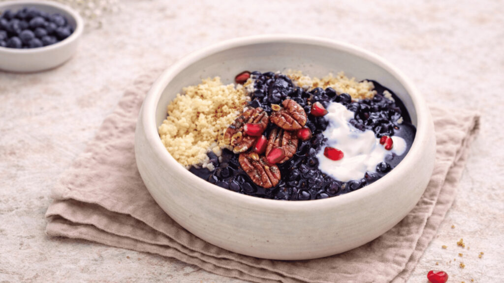 Entdecke, wie du mit veganem Hirse-Porridge voller Eisen und pflanzlicher Nährstoffe gesund und lecker in den Tag startest. Schritt-für-Schritt-Rezept, Tipps & Variationen für die ganze Familie.