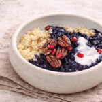 Entdecke, wie du mit veganem Hirse-Porridge voller Eisen und pflanzlicher Nährstoffe gesund und lecker in den Tag startest. Schritt-für-Schritt-Rezept, Tipps & Variationen für die ganze Familie.