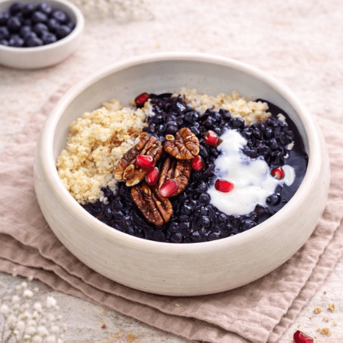 Entdecke, wie du mit veganem Hirse-Porridge voller Eisen und pflanzlicher Nährstoffe gesund und lecker in den Tag startest. Schritt-für-Schritt-Rezept, Tipps & Variationen für die ganze Familie.