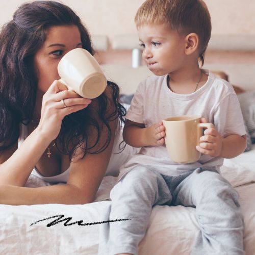 Mama bereitet gemeinsam mit Kindern gesunde Mahlzeiten zu – Tipps und Inspiration für eine ausgewogene vegane Ernährung im Familienalltag.