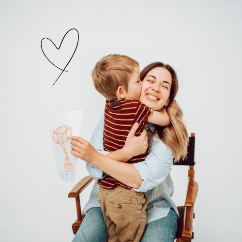 Mama bereitet gemeinsam mit Kindern gesunde Mahlzeiten zu – Tipps und Inspiration für eine ausgewogene vegane Ernährung im Familienalltag.