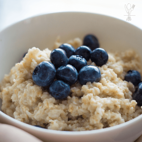 Entdecke, wie du mit veganem Hirse-Porridge voller Eisen und pflanzlicher Nährstoffe gesund und lecker in den Tag startest. Schritt-für-Schritt-Rezept, Tipps & Variationen für die ganze Familie.