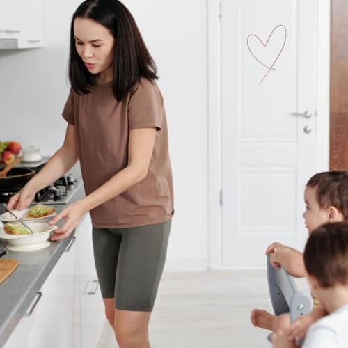 Gesunde vegane Zutaten wie Kräuter, Samen und Hefeflocken machen pflanzliche Mahlzeiten nahrhafter – einfach, unkompliziert und familientauglich.