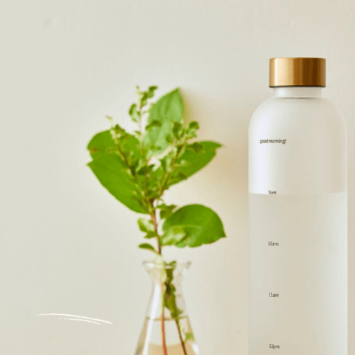 Frau im Alltag, die unter Mental Load steht und Schwierigkeiten hat, sich regelmäßig und gesund zu ernähren. Helle, natürliche Darstellung von Frauengesundheit, Ernährung, Stress und Alltagsbelastung. Symbolische Darstellung dafür, wie Erschöpfung, Decision Fatigue und mentale Last gesunde Ernährung im Alltag beeinflussen.