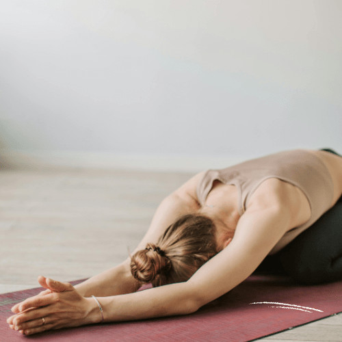 Frau im Alltag, die unter Mental Load steht und Schwierigkeiten hat, sich regelmäßig und gesund zu ernähren. Helle, natürliche Darstellung von Frauengesundheit, Ernährung, Stress und Alltagsbelastung. Symbolische Darstellung dafür, wie Erschöpfung, Decision Fatigue und mentale Last gesunde Ernährung im Alltag beeinflussen.