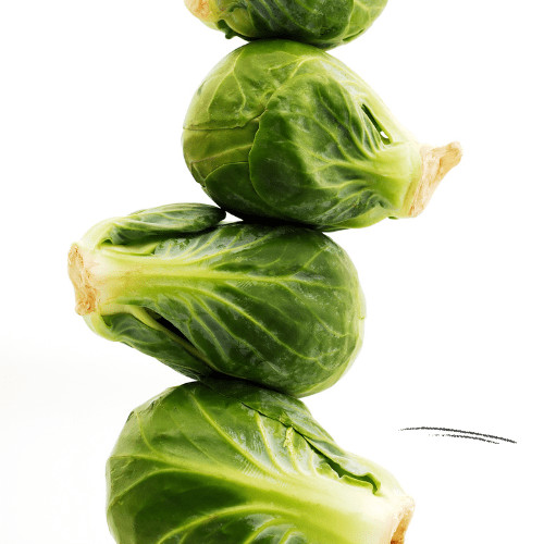 Vegane Rosenkohl-Quinoa-Bowl mit Kichererbsen, Walnüssen und Ahorn-Senf-Dressing, warm angerichtet