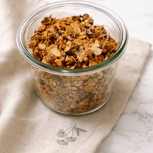 Proteinreiches Granola im Glas aus Sojaflocken und Nüssen, natürlich gesüßt und ohne Industriezucker selber machen