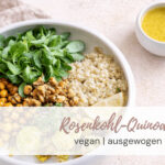 Vegane Rosenkohl-Quinoa-Bowl mit Kichererbsen, Walnüssen und Ahorn-Senf-Dressing, warm angerichtet