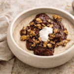 Fünf einfache vegane Winterfrühstücke – Dinkelgrieß und Overnight Oats für ein sättigendes Frühstück mit stabiler Energie.