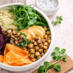 Rote-Bete-Hirse-Bowl – wärmend & eisenreich Rote-Bete-Hirse-Bowl – vegane Winterbowl mit Roter Bete, Hirse, Apfel und Nüssen, wärmend, eisenreich und alltagstauglich