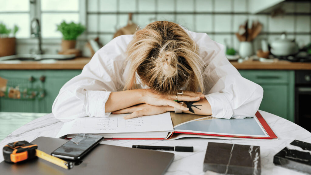 Darstellung von Frauen im Alltag zwischen Stress, Mental Load und gesunder Ernährung. Symbolbilder, die zeigen, warum gesunde Ernährung im Alltag schwerfällt und wie Überlastung, Rollenbilder und fehlende Energie das Essverhalten beeinflussen.