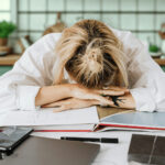 Darstellung von Frauen im Alltag zwischen Stress, Mental Load und gesunder Ernährung. Symbolbilder, die zeigen, warum gesunde Ernährung im Alltag schwerfällt und wie Überlastung, Rollenbilder und fehlende Energie das Essverhalten beeinflussen.