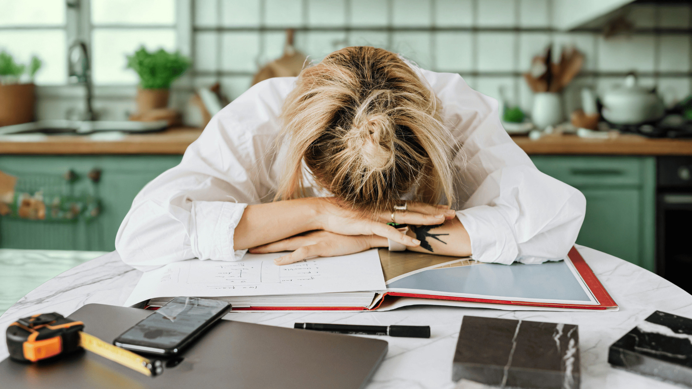 Darstellung von Frauen im Alltag zwischen Stress, Mental Load und gesunder Ernährung. Symbolbilder, die zeigen, warum gesunde Ernährung im Alltag schwerfällt und wie Überlastung, Rollenbilder und fehlende Energie das Essverhalten beeinflussen.