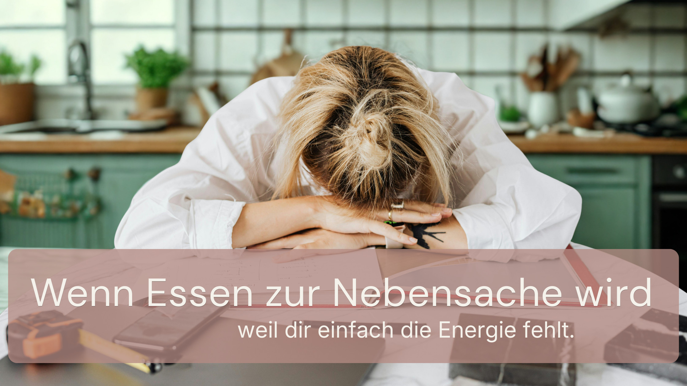 Darstellung von Frauen im Alltag zwischen Stress, Mental Load und gesunder Ernährung. Symbolbilder, die zeigen, warum gesunde Ernährung im Alltag schwerfällt und wie Überlastung, Rollenbilder und fehlende Energie das Essverhalten beeinflussen.