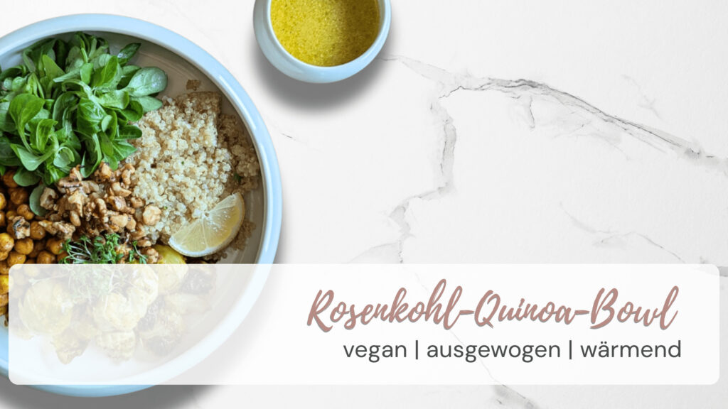 Vegane Rosenkohl-Quinoa-Bowl mit Kichererbsen, Walnüssen und Ahorn-Senf-Dressing, warm angerichtet