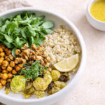 Rosenkohl-Quinoa-Bowl vegan – wärmend & ausgewogen Vegane Rosenkohl-Quinoa-Bowl mit Kichererbsen, Walnüssen und Ahorn-Senf-Dressing, warm angerichtet