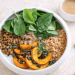 Wärmende vegane Bowl mit Ofenkürbis, Linsen und nährstoffreichen Zutaten, ideal für stabile Energie, Blutzuckerbalance und hormonfreundliche Ernährung.