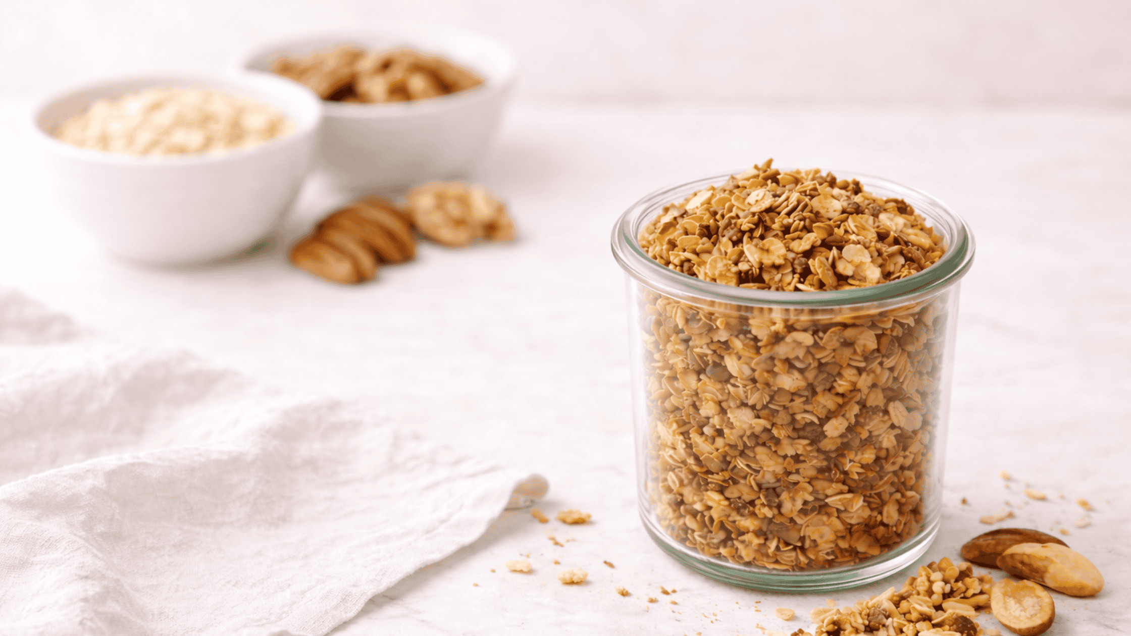Proteinreiches Granola im Glas aus Sojaflocken und Nüssen, natürlich gesüßt und ohne Industriezucker selber machen