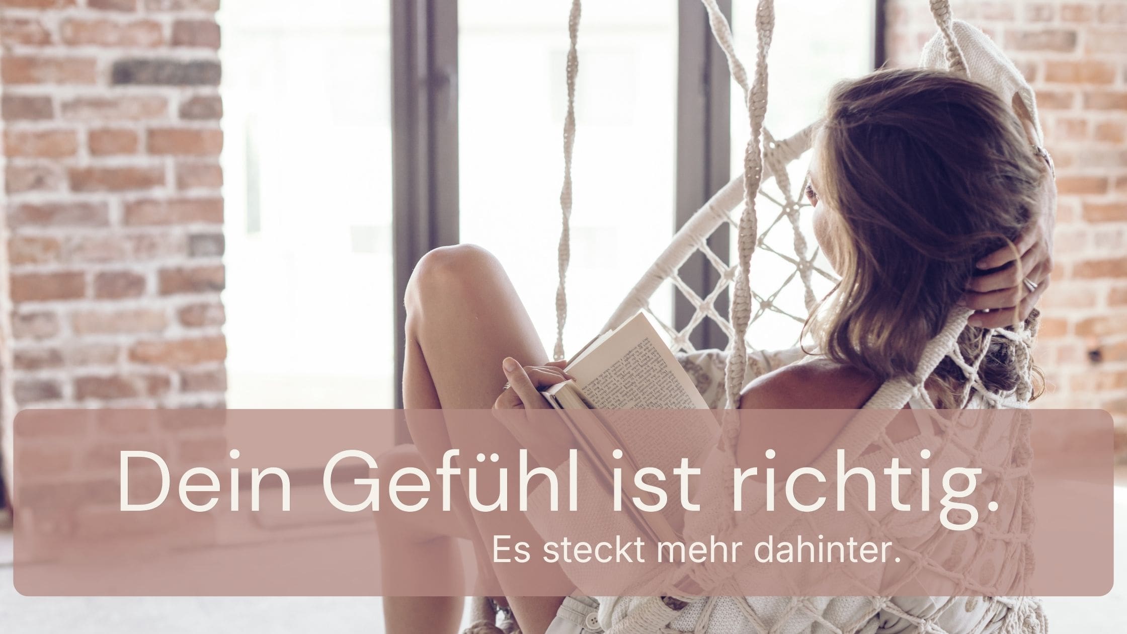 Eine Frau liest entspannt in einer Korb-Hängeschaukel; der Overlay-Text „Dein Gefühl ist richtig, es steckt mehr dahinter“ führt zum Artikel über Frauengesundheit und warum Frauenkörper anders reagieren.