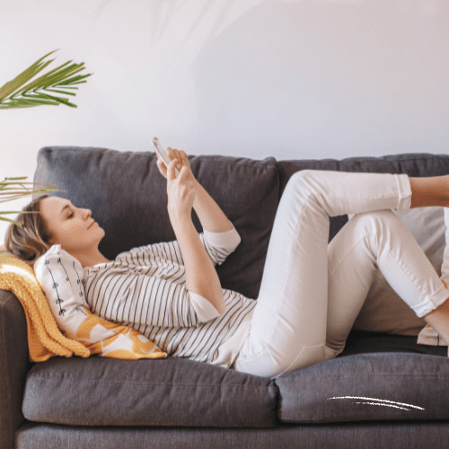 Frau im Alltag, die unter Mental Load steht und Schwierigkeiten hat, sich regelmäßig und gesund zu ernähren. Helle, natürliche Darstellung von Frauengesundheit, Ernährung, Stress und Alltagsbelastung. Symbolische Darstellung dafür, wie Erschöpfung, Decision Fatigue und mentale Last gesunde Ernährung im Alltag beeinflussen.