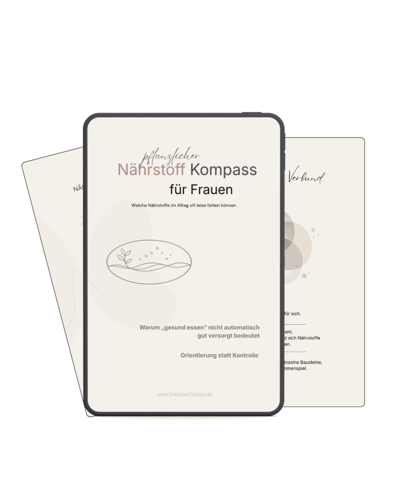 Tablet Mockup des Nährstoff Kompass für Frauen mit Cover eines pflanzlichen Ernährungs Guides