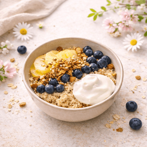 Veganes Frühstück mit Beeren, Getreide und pflanzlichen Proteinen – ausgewogenes Frühstück für Frauen mit Fokus auf stabile Energie und Blutzucker