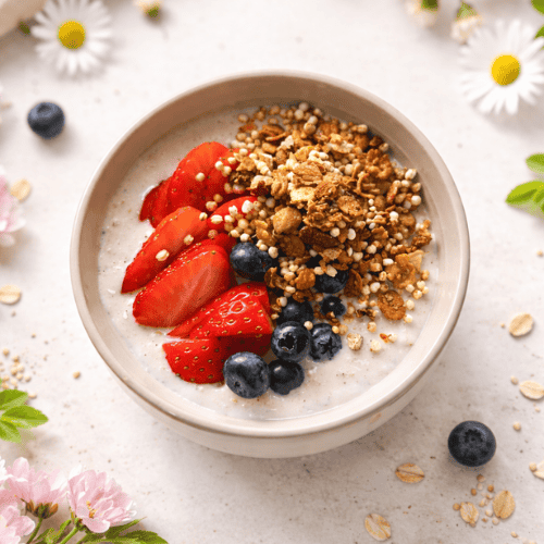 Veganes Frühstück mit Beeren, Getreide und pflanzlichen Proteinen – ausgewogenes Frühstück für Frauen mit Fokus auf stabile Energie und Blutzucker