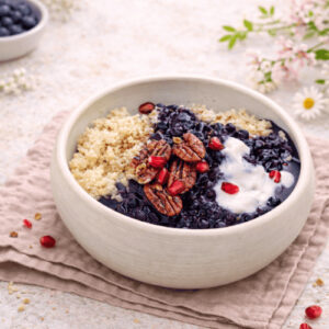 Veganes Frühstück mit Beeren, Getreide und pflanzlichen Proteinen – ausgewogenes Frühstück für Frauen mit Fokus auf stabile Energie und Blutzucker