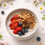 5 Frühstücke für mehr Energie am Morgen Veganes Frühstück mit Beeren, Getreide und pflanzlichen Proteinen – ausgewogenes Frühstück für Frauen mit Fokus auf stabile Energie und Blutzucker