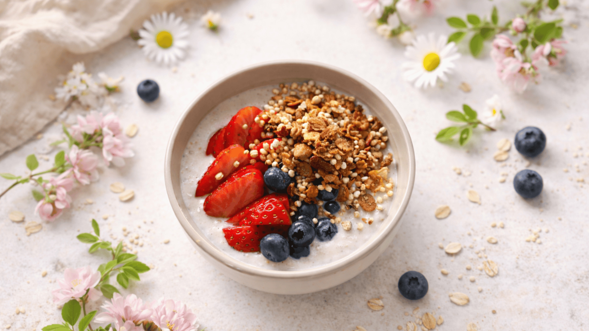 Veganes Frühstück mit Beeren, Getreide und pflanzlichen Proteinen – ausgewogenes Frühstück für Frauen mit Fokus auf stabile Energie und Blutzucker