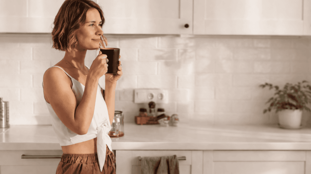 Frau im Alltag als Symbol für Protein für Frauen, Proteinbedarf und stabile Energie durch ausgewogene Ernährung.