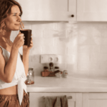 Protein für Frauen: Wie viel brauchst du wirklich? Frau im Alltag als Symbol für Protein für Frauen, Proteinbedarf und stabile Energie durch ausgewogene Ernährung.