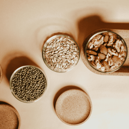 Frau im Alltag als Symbol für Protein für Frauen, Proteinbedarf und stabile Energie durch ausgewogene Ernährung.