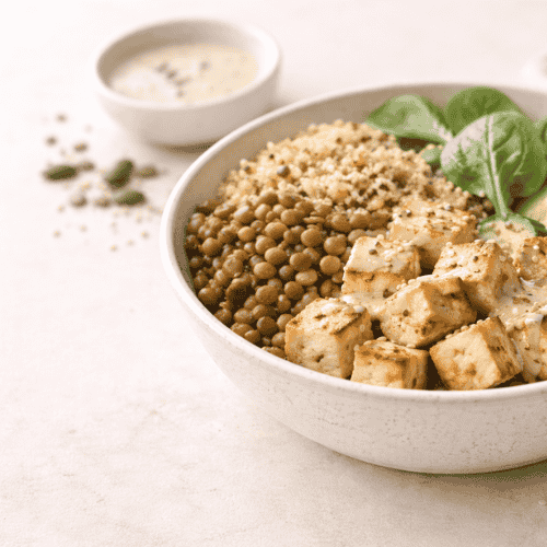 Frau erstellt eine gesunde Bowl und stellt ihre Bowl individuell zusammen für stabile Energie, ausreichend Protein und eine gute Nährstoffversorgung