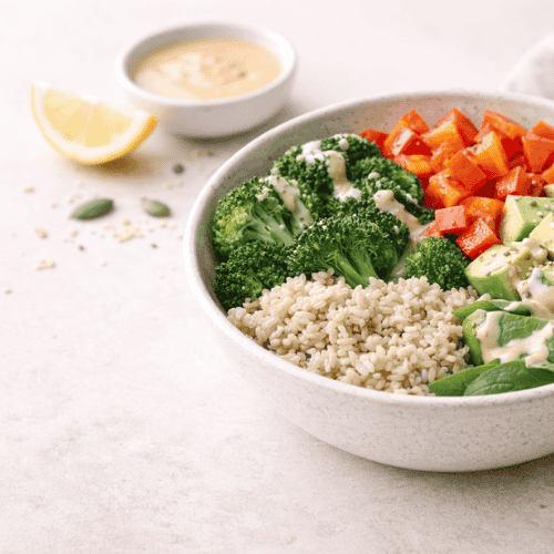 Frau erstellt eine gesunde Bowl und stellt ihre Bowl individuell zusammen für stabile Energie, ausreichend Protein und eine gute Nährstoffversorgung