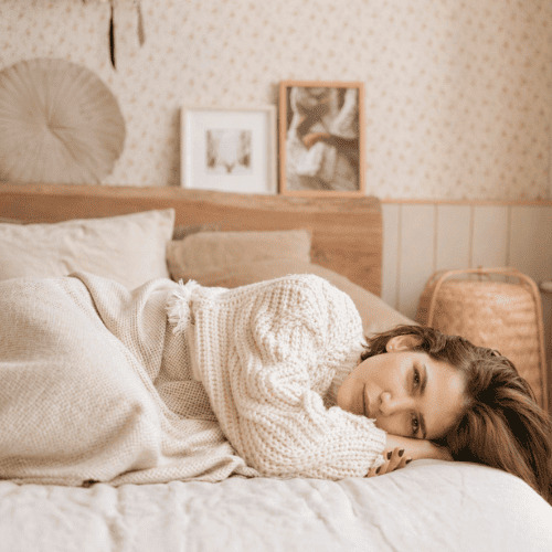 Gemütliche Selbstfürsorge während der Menstruation mit Tee und Decke, Ernährung während der Periode und weiblicher Zyklus im Alltag
