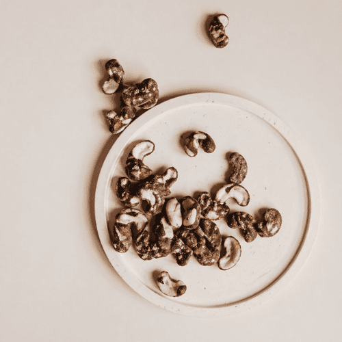 Lutealphase Ernährung gegen PMS und Heißhunger mit ausgewogenen, sättigenden Lebensmitteln für mehr Energie im Zyklus