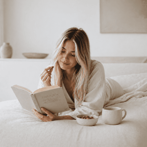 Vegane, nährstoffreiche Lebensmittel für Frauen wie gesunde Fette, Protein und vollwertige Zutaten zur Unterstützung von Zyklus, Hormonen und stabiler Energie im Alltag