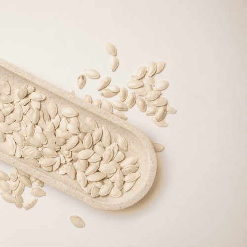 Vegane, nährstoffreiche Lebensmittel für Frauen wie gesunde Fette, Protein und vollwertige Zutaten zur Unterstützung von Zyklus, Hormonen und stabiler Energie im Alltag