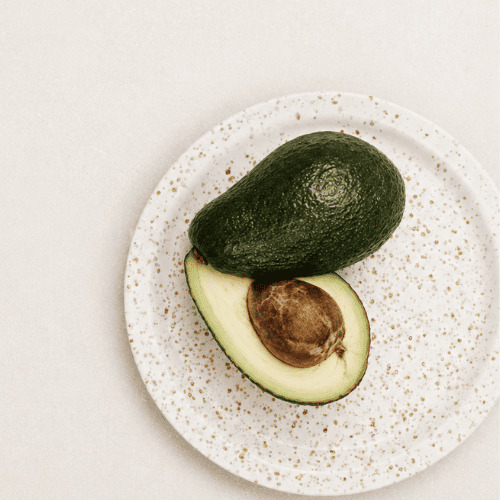 Vegane, nährstoffreiche Lebensmittel für Frauen wie gesunde Fette, Protein und vollwertige Zutaten zur Unterstützung von Zyklus, Hormonen und stabiler Energie im Alltag