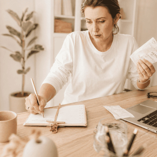 Gesunde vegane Ernährung in der Follikelphase mit frischen Lebensmitteln wie Obst, Gemüse und pflanzlichen Zutaten für mehr Energie im weiblichen Zyklus