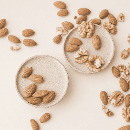 Alltagssituationen rund um Follikelphase Ernährung, gesunde pflanzliche Mahlzeiten und bewusster Umgang mit Energie im weiblichen Zyklus für mehr Balance und Wohlbefinden