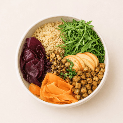 Alltagssituationen rund um Follikelphase Ernährung, gesunde pflanzliche Mahlzeiten und bewusster Umgang mit Energie im weiblichen Zyklus für mehr Balance und Wohlbefinden