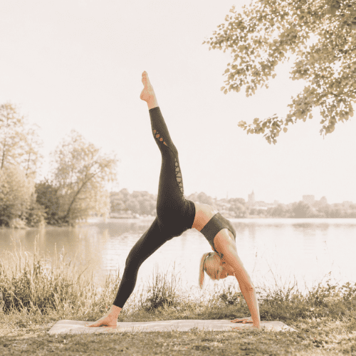 Gesunde Snacks und ruhiger Moment im Alltag für mehr Energie, Selbstfürsorge und hormonelle Balance im weiblichen Zyklus
