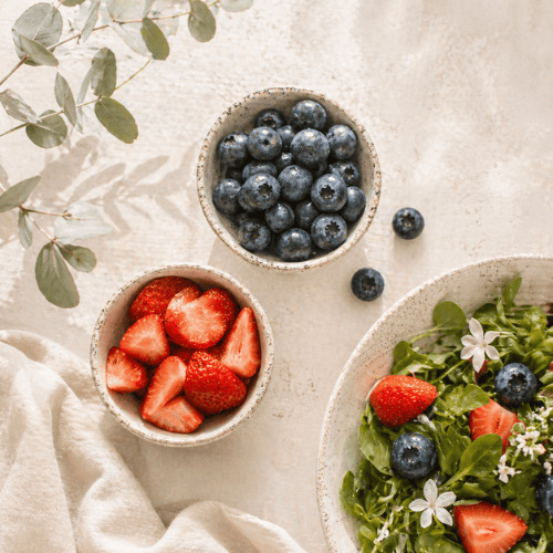 Gesunde Snacks und ruhiger Moment im Alltag für mehr Energie, Selbstfürsorge und hormonelle Balance im weiblichen Zyklus