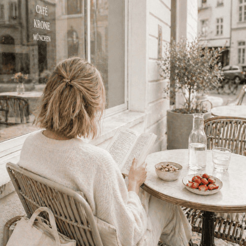 Gesunde Snacks und ruhiger Moment im Alltag für mehr Energie, Selbstfürsorge und hormonelle Balance im weiblichen Zyklus