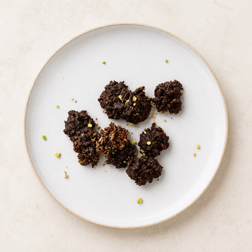 Vegane gesunde Snacks gegen Heißhunger wie Datteln mit Nussmus, Schoko Snacks und nährstoffreiche Energy Balls für stabile Energie und Blutzuckerbalance im weiblichen Zyklus