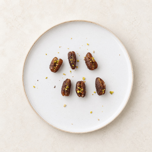 Vegane gesunde Snacks gegen Heißhunger wie Datteln mit Nussmus, Schoko Snacks und nährstoffreiche Energy Balls für stabile Energie und Blutzuckerbalance im weiblichen Zyklus