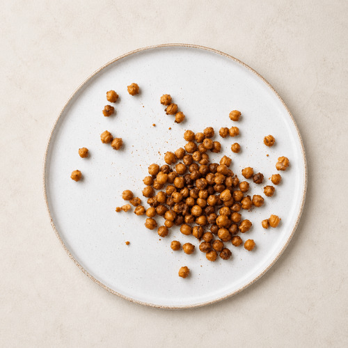 Vegane gesunde Snacks gegen Heißhunger wie Datteln mit Nussmus, Schoko Snacks und nährstoffreiche Energy Balls für stabile Energie und Blutzuckerbalance im weiblichen Zyklus